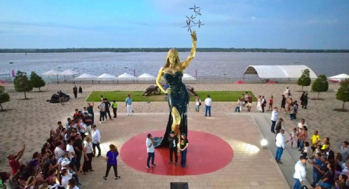 Presentan estatua de más de 7 metros de alto de Sofía Vergara en Barranquilla