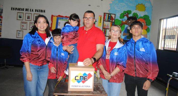 Candidato Oscar Cedeño ejerce su derecho al voto acompañado por pueblo zamorano