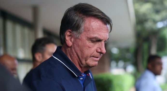 Ordenan arresto domiciliario a expresidente brasileño Jair Bolsonaro