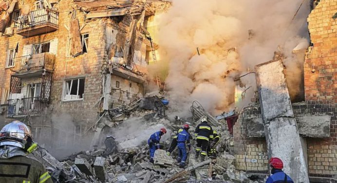 Ataque masivo ruso en Kiev cobra la vida de 14 personas