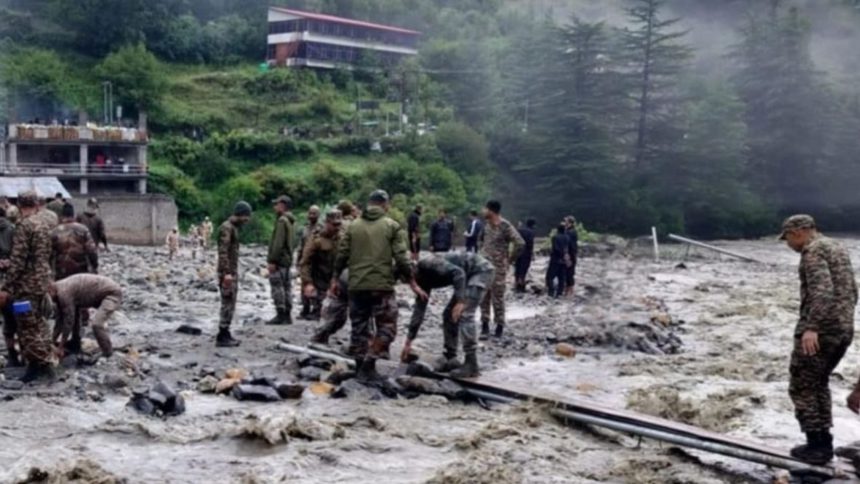 En el Himalaya Indio: Más de 100 personas siguen desaparecidas y 5 muertes confirmadas 1 En el Himalaya Indio