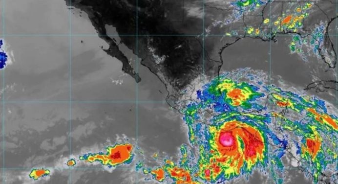 Huracán Erin se debilita a categoría 3, llevando intensas lluvias en el Caribe