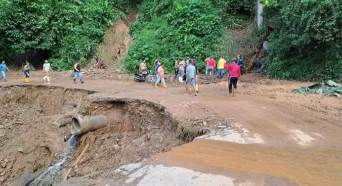 Tramo de carretera nacional en Sucre afectado por intensas lluvias