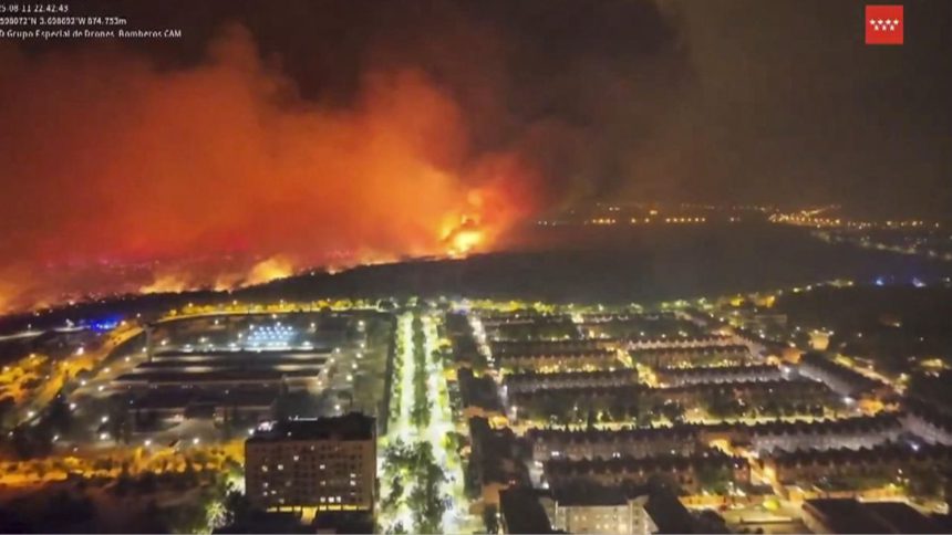 Incendios arrasan en España: Un muerto y miles de personas evacuadas en la emergencia 1 Incendios arrasan en España