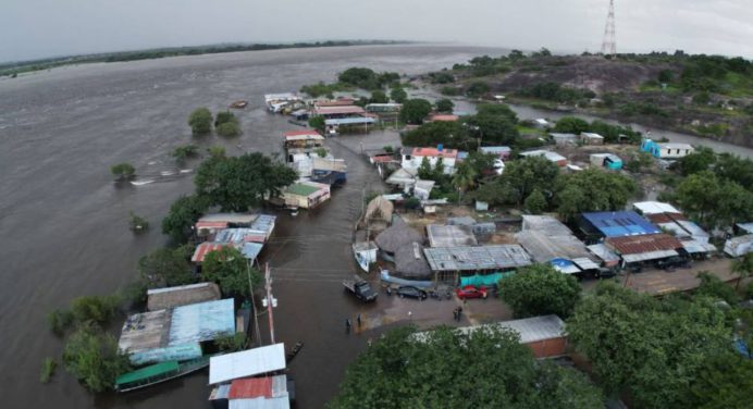 Familias de Amazonas regresan a sus casas después de la crecida del Orinoco