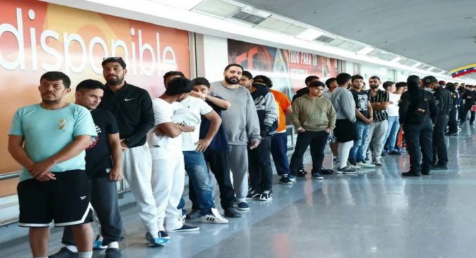 Retornan al país 319 migrantes venezolanos desde EE.UU