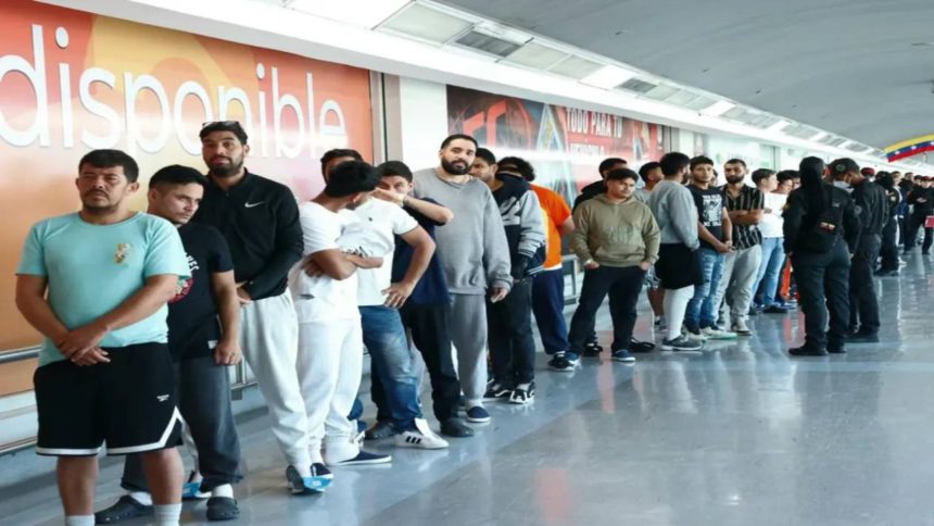 Retornan al país 319 migrantes venezolanos desde EE.UU 1 migrantes