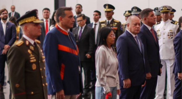 Autoridades honran el bicentenario de Bolivia con ofrenda a El Libertador