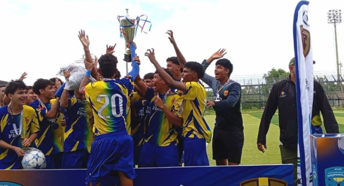 Academia de fútbol Centro Español campeón de la Liga Platinum 2025