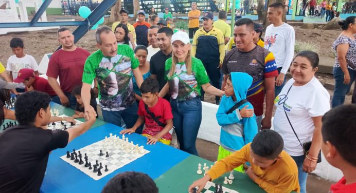 Chúo Velásquez rehabilitó la cancha y el parque El Cafetal