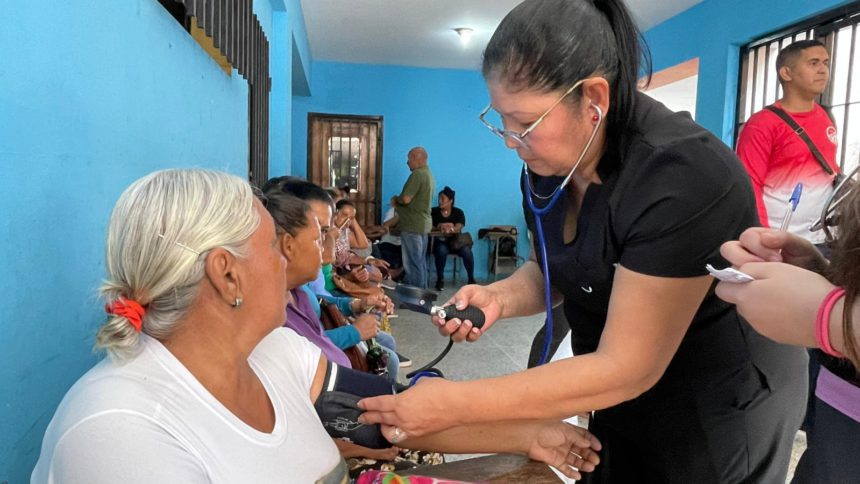 "Más años más amor" llevó salud a los abuelos de La Floresta 1 amor1