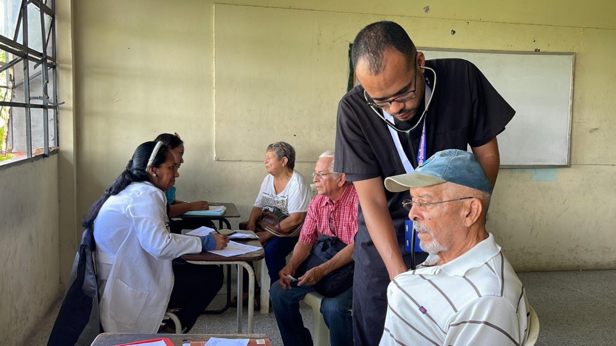 "Más años más amor" llevó salud a los abuelos de La Floresta 2 amor2