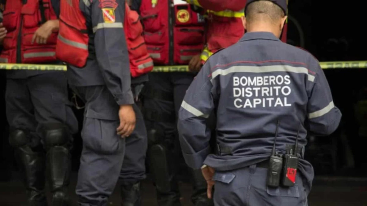 Torrenciales lluvias en Caracas dejaron un muerto en El Junquito 2 bomberos11