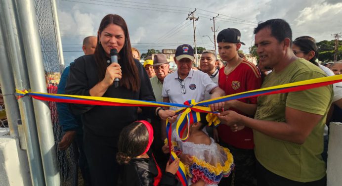 Ana Fuentes inauguró cancha José David Miranda en Los Bloques