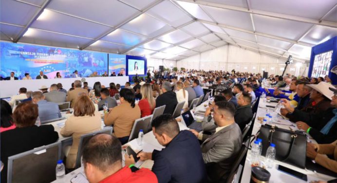 Presidente Maduro propone revisar Ley del Consejo Federal de Gobierno