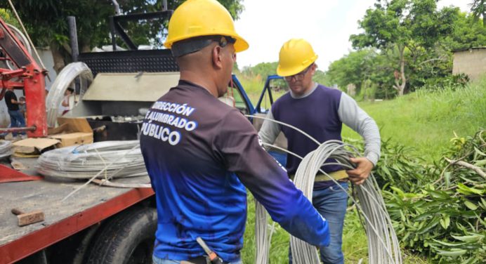 Comuna Hugo Chávez ejecuta proyecto de electrificación en Santa Inés