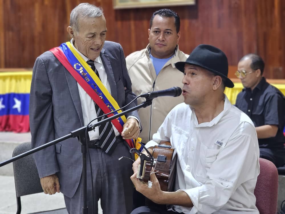 Otorgan condecoración "Dr. Carlos Molhe" al maestro Apolinar Cantor 5 condecoracion5