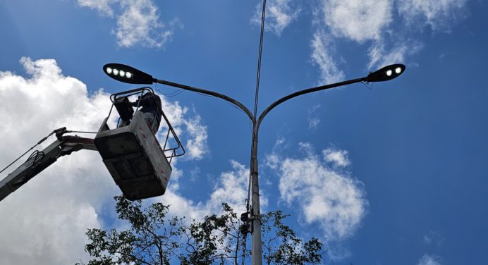 Alcaldía sustituye 30 luminarias en la Avenida Alirio Ugarte Pelayo de Maturín