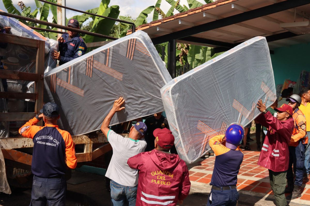 Luna entrega enseres a familias afectadas por inundaciones en Piar 3 luna3 1