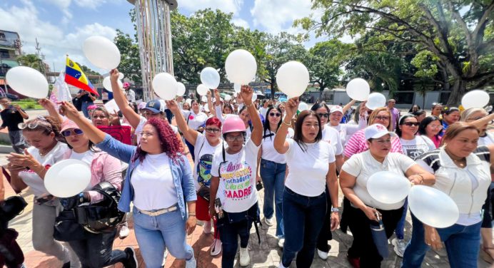 Mujeres alzan su voz en defensa de los niños secuestrados por los Estados Unidos