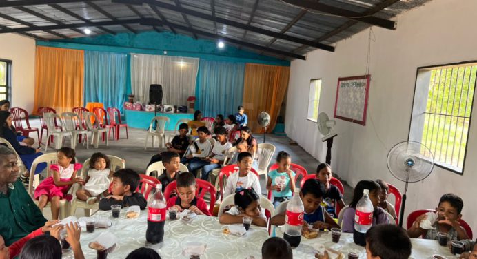 Niños de Chaguaramas agasajados por la primera dama de Libertador