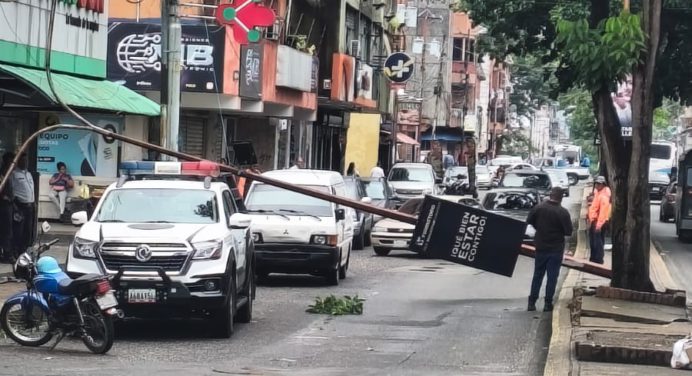 Palo de agua provocó caída de poste en la avenida Bolívar