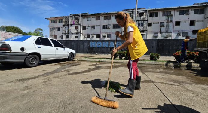 Comerciantes apoyan trabajos de saneamiento en el mercado Los Bloques