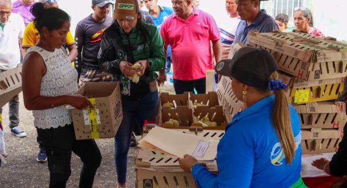 Gobernador Luna entrega financiamientos para 45 productores de Uracoa