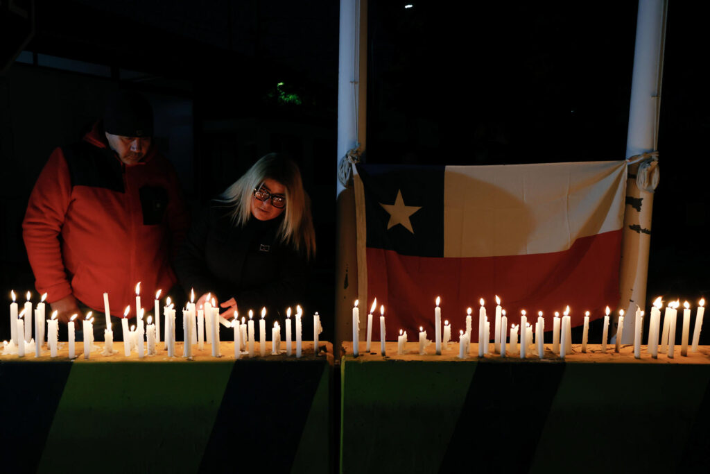 Localizan otros dos cuerpos de mineros desaparecidos en Chile 3 velas1