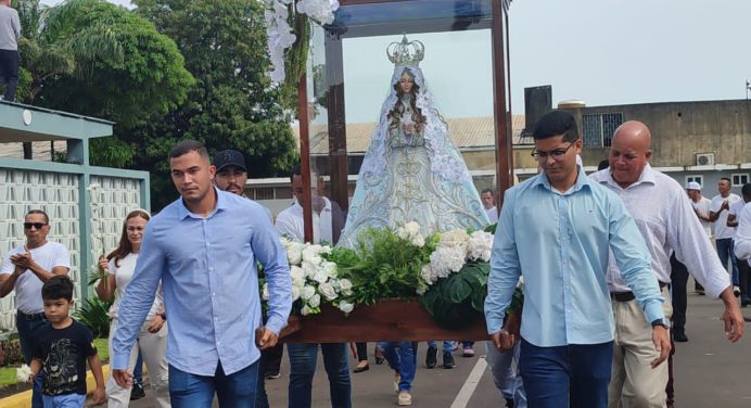 Réplica de la Virgen del Valle visita sede estadal del Ministerio de Obras Públicas
