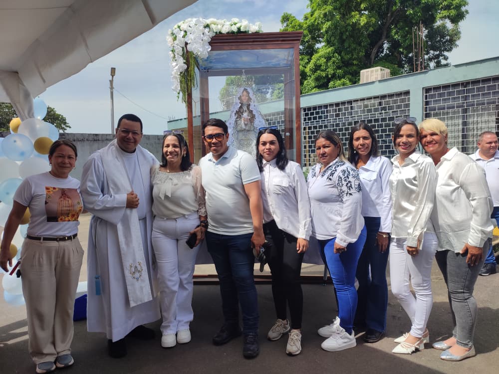 Réplica de la Virgen del Valle visita sede estadal del Ministerio de Obras Públicas 2 virgen2 1