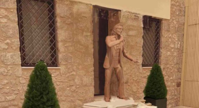 Trasladan cenizas de Camilo Sesto a su mausoleo en su ciudad natal en España