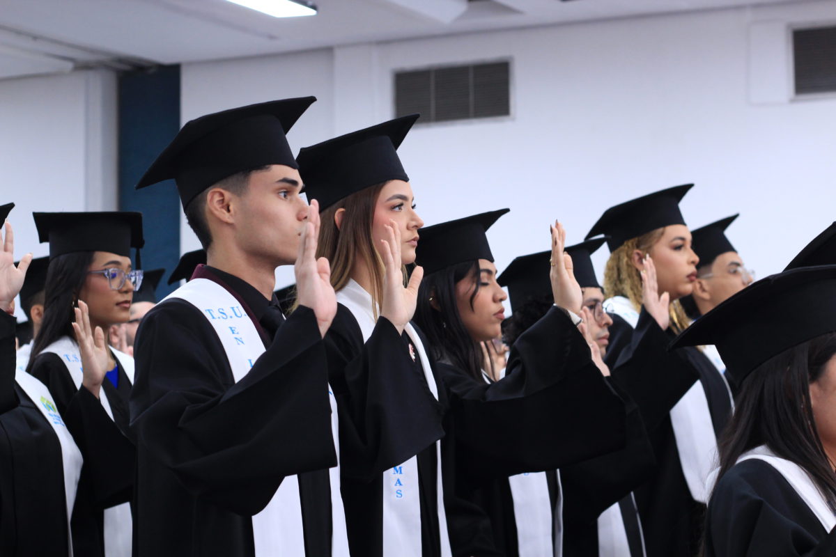 El IUTSO egresa a 124 nuevos TSU en idiomas mención Inglés 12 IMG 4133