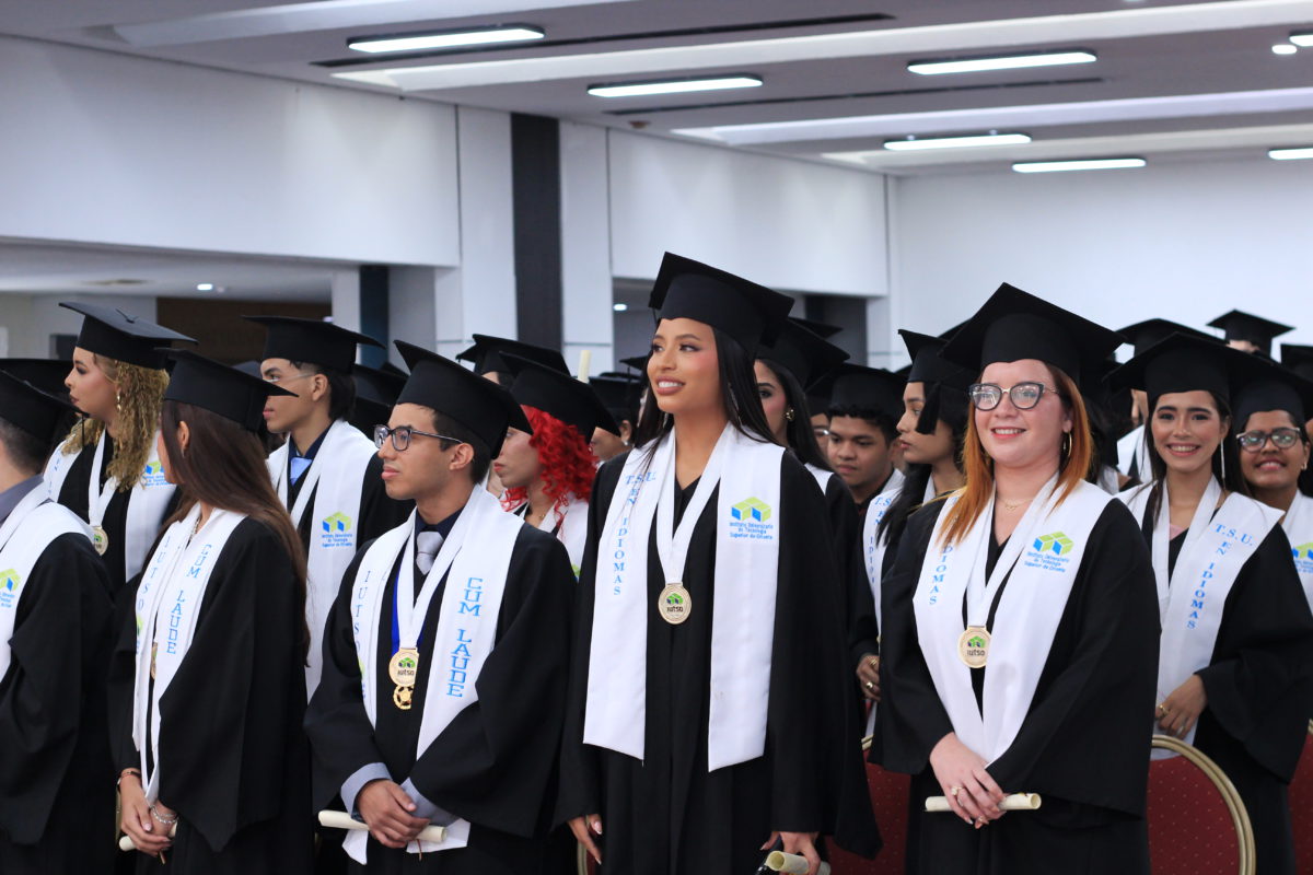 El IUTSO egresa a 124 nuevos TSU en idiomas mención Inglés 2 IMG 4453