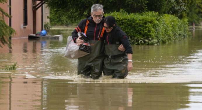 Fuertes lluvias al norte de Italia causan inundaciones y deslizamientos de tierra