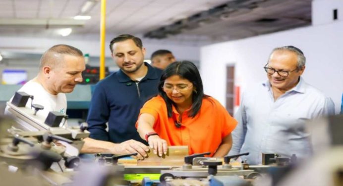 Delcy Rodríguez impulsa la industria textil venezolana durante visita a Lymtex