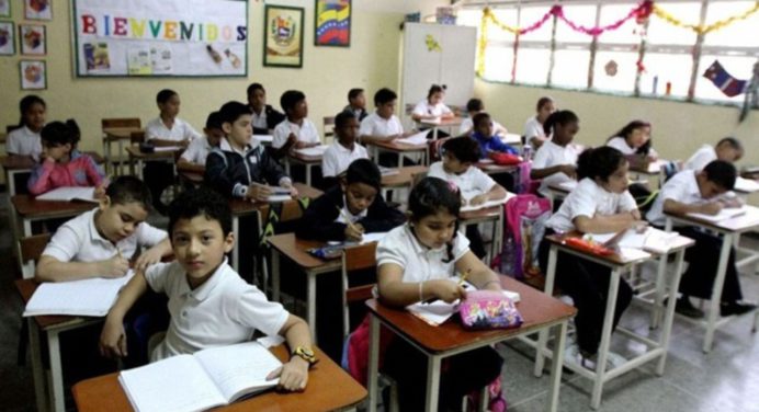 Unas mil 700 escuelas renovadas y 1 millón de uniformes distribuidos en el país
