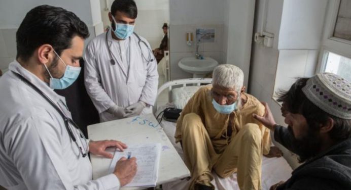Médicos en Afganistán: Escasez de medicinas complica la atención a víctimas del terremoto