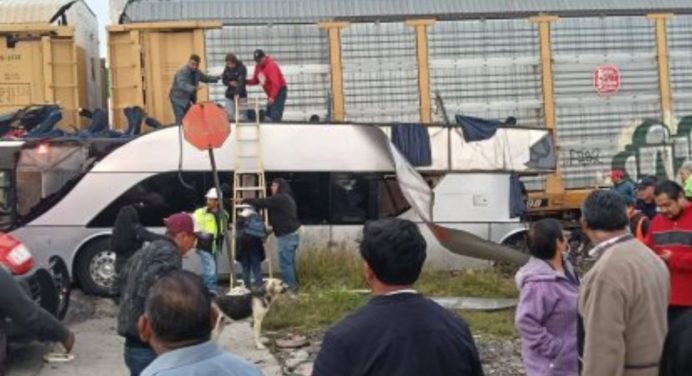 Tren impactó a un autobús en el centro de México dejando ocho muertos 