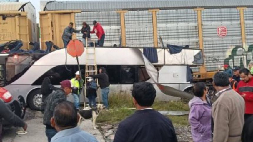 Tren impactó a un autobús en el centro de México dejando ocho muertos 1 impacto