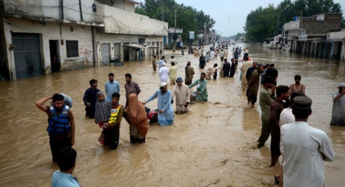 Más de mil vidas perdidas por las inundaciones monzónicas en Pakistán