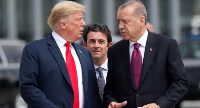 Trump insta a Erdogan a cesar la compra de petróleo ruso