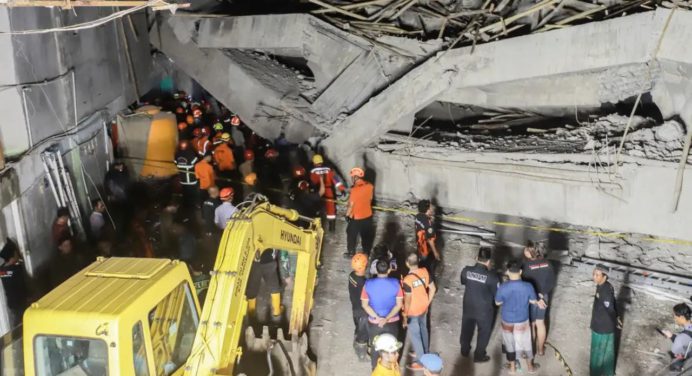 Colapso de un internado en Indonesia deja un muerto y decenas de heridos