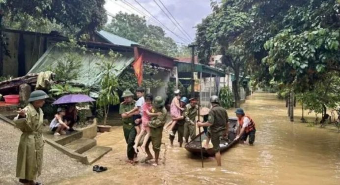 Aumentan a 26 los muertos tras el paso del tifón Bualoi en Vietnam