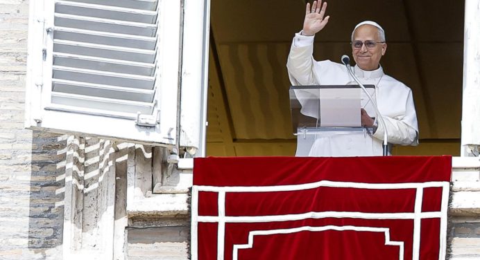 Papa León XIV celebra sus 70 años rodeado de fieles