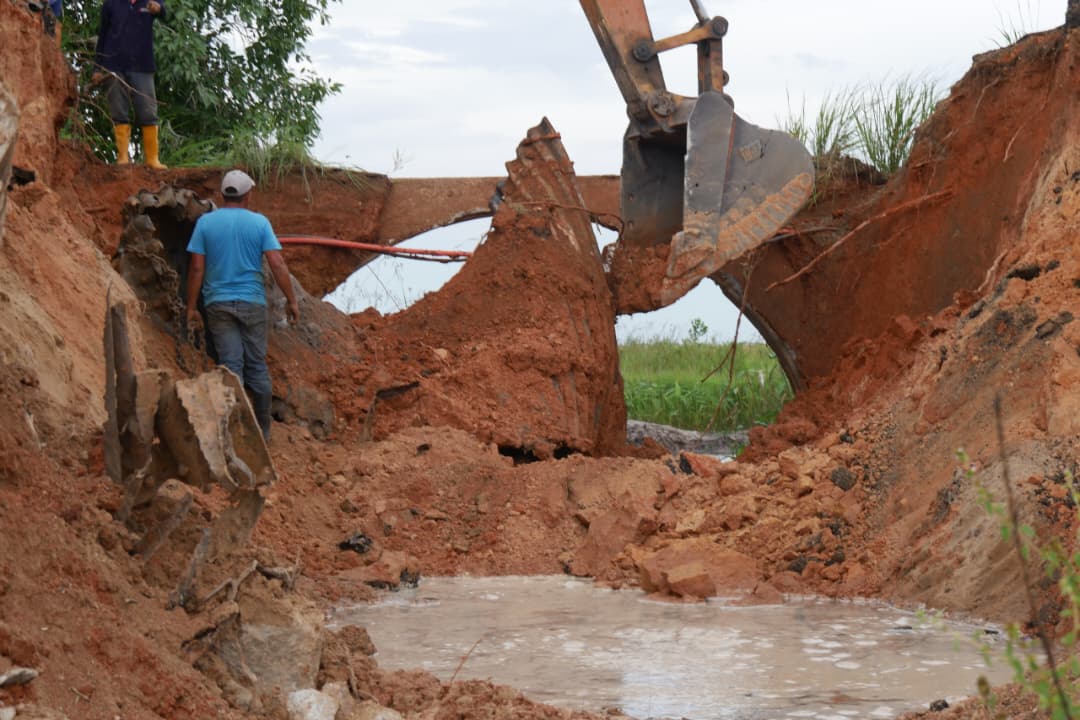 Inició restauración de alcantarilla en la Troncal 10 del sur 4 Troncal 10 4