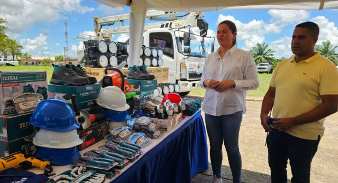Alcaldesa Ana Fuentes entregó dotación a trabajadores de alumbrado público