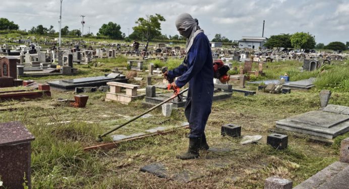 Inician plan de limpieza en cementerios municipales