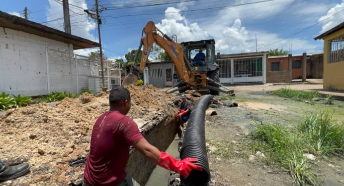 Sustituyen colector de aguas servidas en la urbanización Godofredo González