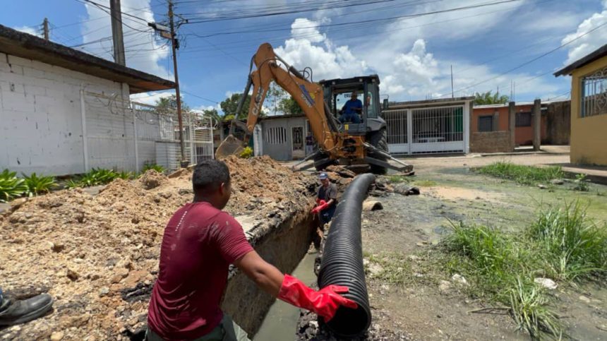 Sustituyen colector de aguas servidas en la urbanización Godofredo González 1 colector